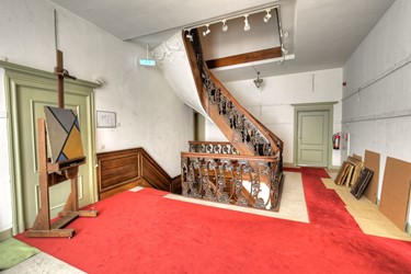 <p>Op de eerste verdieping gaat de bordestrap over in een verdreven trap met bovenkwart.</p>
